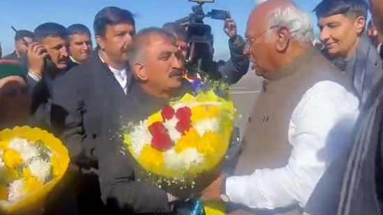 Himachal Pradesh Chief Minister Sukhwvnder Singh Sukhu receives Congress President Mallikarjun Kharge for his swearing-in ceremony. (PTI)