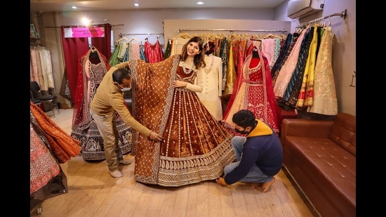 Best shops in hot sale chandni chowk for lehengas