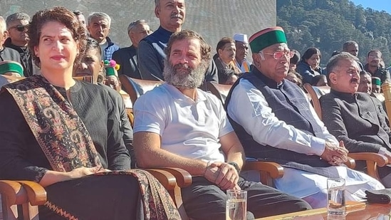 Congress top leaders Priyanka Gandhi Vadra, Rahul Gandhi and Mallikarjun Kharge at Sukhu's swearing-in ceremony. (HT Photo)