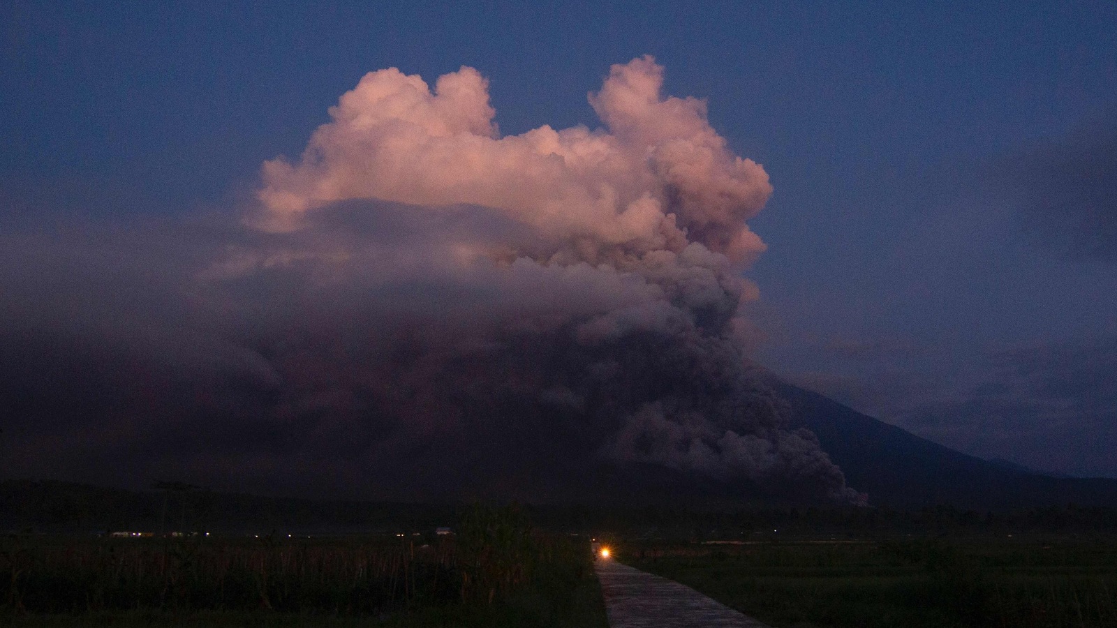 В Гватемале произошло извержение вулкана Фуэго, власти закрыли аэропорт