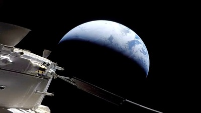 A view of the Orion spacecraft is seen approaching earth on December 11. At its farthest, the capsule was more than 268,000 miles (430,000 kilometers) from earth. Orion beamed back stunning photos of not only the gray, pitted moon, but also the home planet. (NASA / AP) A view of the Orion spacecraft is seen approaching earth on December 11. At its farthest, the capsule was more than 268,000 miles (430,000 kilometers) from earth. Orion beamed back stunning photos of not only the gray, pitted moon, but also the home planet. (NASA / AP)