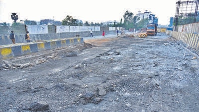 A portion of the bridge over the railway line will be built in two phases – in the first, the part on the Virar-end will be constructed while in the second, the Dadar side of the bridge will be built. (Vijay Bate/HT Photo) A portion of the bridge over the railway line will be built in two phases – in the first, the part on the Virar-end will be constructed while in the second, the Dadar side of the bridge will be built. (Vijay Bate/HT Photo)