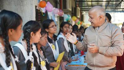 Deputy chief minister Manish Sisodia at Sarvodaya Kanya Vidyalaya No.1 Mandawali in New Delhi on Monday. (HT Photo)