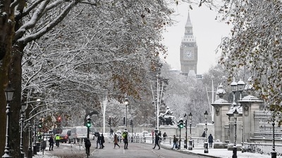 Britain Snowfall: People walk on the street in front of The Elizabeth Tower. (Reuters)
