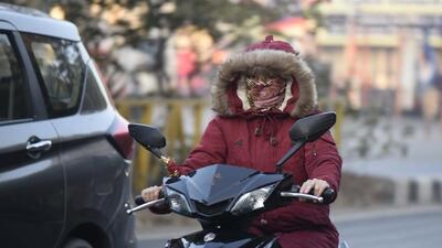Gurugram, India-December 12: Commuters are seen wearing warm clothes on a cold winter morning at Sohna chowk near Sadar Bazar, in Gurugram, India, on Monday, 12 December 2022. (Photo by Parveen Kumar/Hindustan Times) Gurugram, India-December 12: Commuters are seen wearing warm clothes on a cold winter morning at Sohna chowk near Sadar Bazar, in Gurugram, India, on Monday, 12 December 2022. (Photo by Parveen Kumar/Hindustan Times)