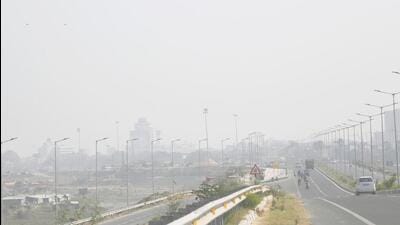 Low visibility due to rising air pollution in Patna. (HT Photo) Low visibility due to rising air pollution in Patna. (HT Photo)