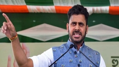 Tiwary was seen encouraging party workers and followers to remain united against the opposition.