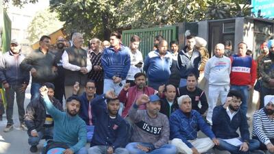 Shop owners protesting against different parking rates being charged at different locations across the city outside MC’s Zone A office in Ludhiana. (HT PHOTO) Shop owners protesting against different parking rates being charged at different locations across the city outside MC’s Zone A office in Ludhiana. (HT PHOTO)