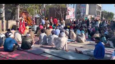 Till late Monday evening, protesters continued sitting infront of police station Zira, while cremation of deceased was not held and his body was kept at his home. Repeated attempts to contact senior superintendent of police, Ferozepur remained futile. (HT photo)