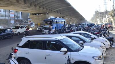Wrongly-parked cars encroaching upon the roads leave commuters hassled on Ferozepur road, as the area is already facing traffic snarls in view of construction of the elevated road project. (Harvinder Singh/HT ) Wrongly-parked cars encroaching upon the roads leave commuters hassled on Ferozepur road, as the area is already facing traffic snarls in view of construction of the elevated road project. (Harvinder Singh/HT )
