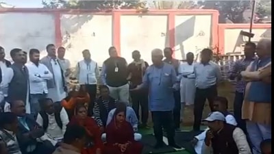 Former Congress MLA Raja Pateriya speaks to party workers.
