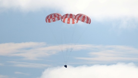 NASA's Orion Capsule descends toward splash down after a successful uncrewed Artemis I Moon Mission on December 11.(Mario Tama / REUTERS)