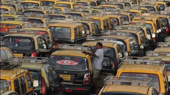 Taxi unions have also asked all drivers to complete the calibration at the earliest. “We have shared information that tariff cards will not be permissible with all drivers associated with the union,” said AL Quadros, general secretary, Mumbai Taximen’s Union. (HT PHOTO)