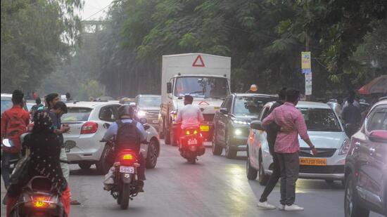 The congestion is not restricted to the main roads but has slithered its way into adjacent areas of Viman Nagar. (Shankar Narayan/HT PHOTO)