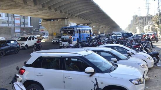 Wrongly-parked cars encroaching upon the roads leave commuters hassled on Ferozepur road, as the area is already facing traffic snarls in view of construction of the elevated road project. (Harvinder Singh/HT )