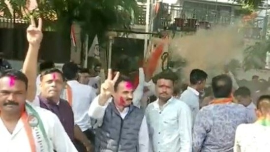 NCP workers celebrate after Anil Deshmukh gets bail in case by CBI| Video(Twitter)