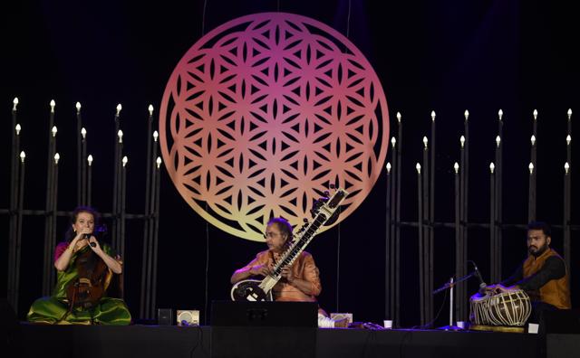 Sitar player Pandit Shubhendra Rao (centre) and cello player Saskia Rao-de Haas (left) performed a jugalbandi based on a translation of Kabir by Rabindranath Tagore. (Mahindra Kabira Festival) Sitar player Pandit Shubhendra Rao (centre) and cello player Saskia Rao-de Haas (left) performed a jugalbandi based on a translation of Kabir by Rabindranath Tagore. (Mahindra Kabira Festival)