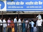 People stand in queue outside SBI Bank at Thane in Mumbai.(Pratik Chorge/HT Photo) People stand in queue outside SBI Bank at Thane in Mumbai.(Pratik Chorge/HT Photo)