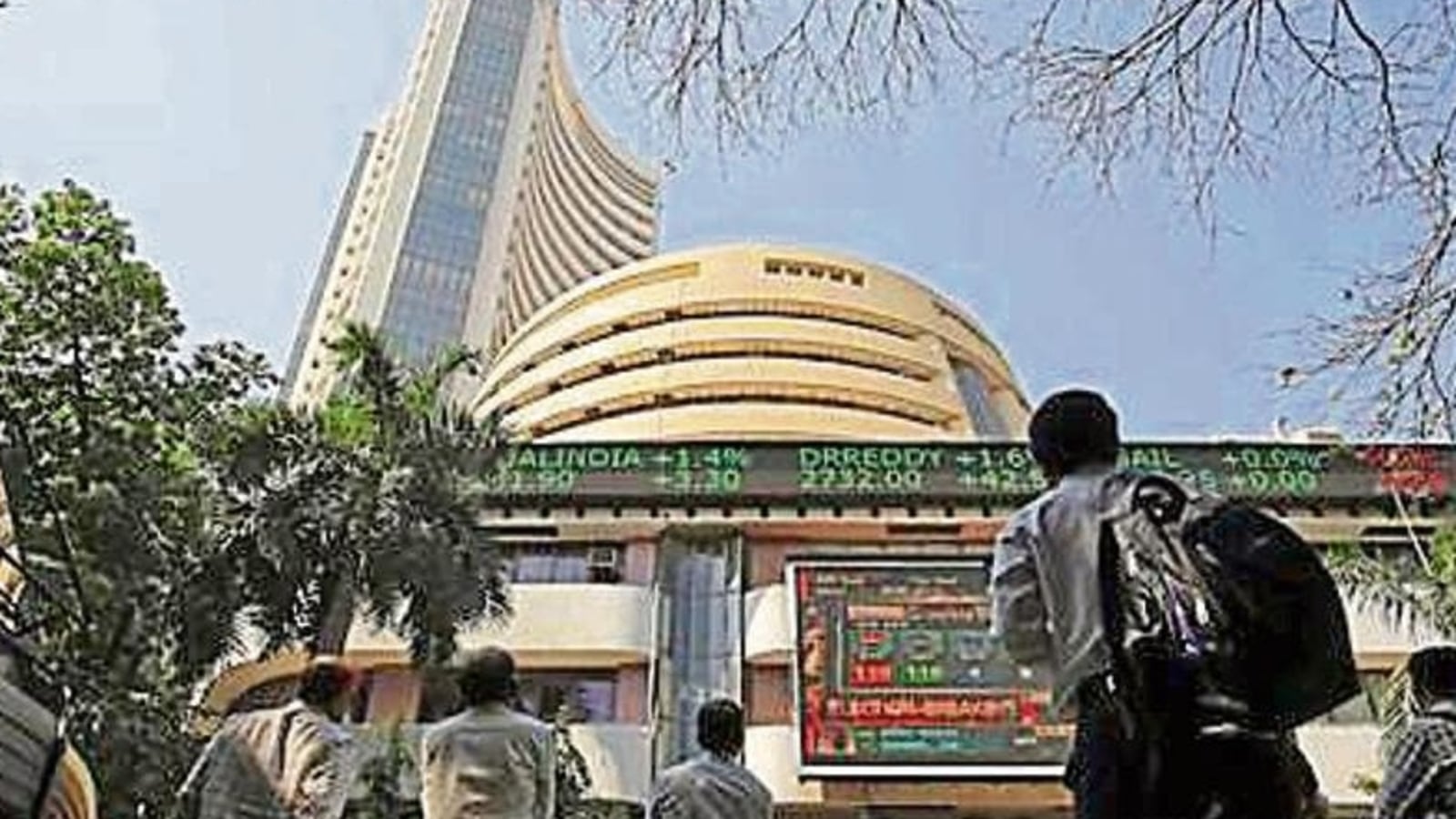 Sensex rallies 403 points to settle at 62,533, Nifty rises to 18,608