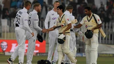 England's captain Ben Stokes (2L) shakes hands with Pakistan's Naseem Shah (C) after their victory at the end of the fifth and final day of the first cricket Test match between Pakistan and England at the Rawalpindi Cricket Stadium, in Rawalpindi on December 5, 2022. (Photo by Aamir QURESHI / AFP) (AFP) England's captain Ben Stokes (2L) shakes hands with Pakistan's Naseem Shah (C) after their victory at the end of the fifth and final day of the first cricket Test match between Pakistan and England at the Rawalpindi Cricket Stadium, in Rawalpindi on December 5, 2022. (Photo by Aamir QURESHI / AFP) (AFP)