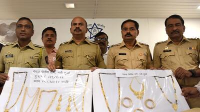 DCP Zone-1 Vivek Pansare showcases valuables seized from two men arrested on charges of involvement in housebreak casesby the Nerul police (HT Photo/Bachchan Kumar) DCP Zone-1 Vivek Pansare showcases valuables seized from two men arrested on charges of involvement in housebreak casesby the Nerul police (HT Photo/Bachchan Kumar)