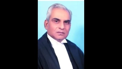 His mortal remains were brought to his residence in the Chandralok Colony of Lucknow’s Aliganj area. (HT Photo)