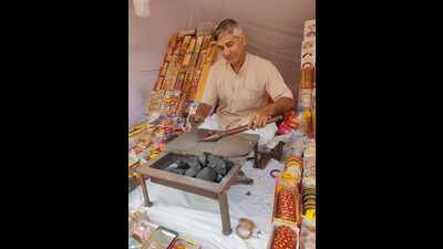 Islam Ahmad at his still put up at the ongoing Shilp Mela in Prayagraj. (HT photo) Islam Ahmad at his still put up at the ongoing Shilp Mela in Prayagraj. (HT photo)