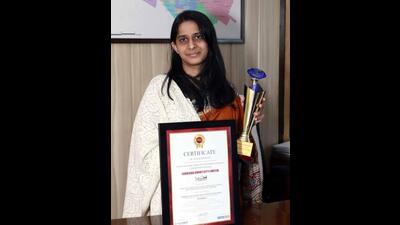MC commissioner Shena Aggarwal with the 'Energy Efficient Solution of the Year award' during National Digital Transformation Conclave and Awards, in Ludhiana. (HT PHOTO)
