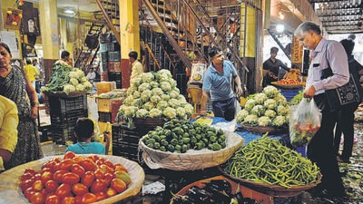 Navi Mumbai, India - December 13, 2022: With the increase of vegetables entering the market from Gujarat, Madhya Pradesh and parts of Maharashtra, the wholesale prices drop by 50% at APMC Vegetable Market, Turbhe, in Navi Mumbai, India, on Tuesday, December 13, 2022. (Photo by Bachchan Kumar/HT PHOTO) (HT PHOTO) Navi Mumbai, India - December 13, 2022: With the increase of vegetables entering the market from Gujarat, Madhya Pradesh and parts of Maharashtra, the wholesale prices drop by 50% at APMC Vegetable Market, Turbhe, in Navi Mumbai, India, on Tuesday, December 13, 2022. (Photo by Bachchan Kumar/HT PHOTO) (HT PHOTO)