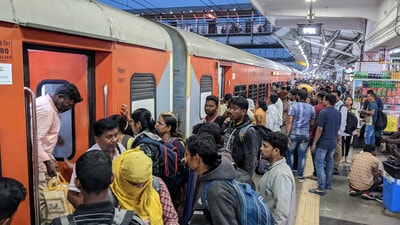 Passengers are engaging in chain-pulling as their relatives and friends are stuck in traffic and unable to reach the station in time. (Shankar Narayan/HT PHOTO)