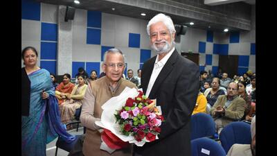 RK Saboo, chairman, Bharatiya Vidya Bhavan, Chandigarh Kendra, presenting a bouquet to chief guest Ramesh Vinayak (right), executive editor, Hindustan Times. (HT Photo)