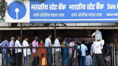 People stand in queue outside SBI Bank at Thane in Mumbai. (Pratik Chorge/HT Photo) People stand in queue outside SBI Bank at Thane in Mumbai. (Pratik Chorge/HT Photo)