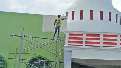 The Kalaburagi railway station was repainted from green to white after members of a right-wing group raised objections. (HT Photo) The Kalaburagi railway station was repainted from green to white after members of a right-wing group raised objections. (HT Photo)