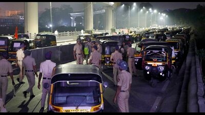 The auto drivers parked their autos at the entrance and exit of the RTO office. (HT PHOTO/ RAHUL RAUT) The auto drivers parked their autos at the entrance and exit of the RTO office. (HT PHOTO/ RAHUL RAUT)