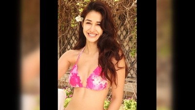 Disha Patani flaunted her natural glowy skin and her long luscious wavy hair.&nbsp; (Instagram/@paatni)