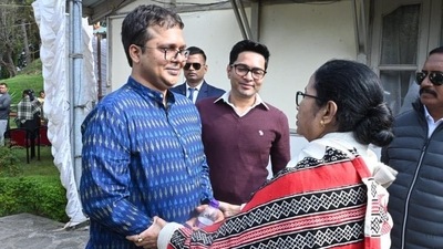 TMC spokesperson Saket Gokhale, who was arrested last week, met West Bengal chief minsiter Mamata Banerjee and TMC national general secretary Abhishek Banerjee in Meghalaya today. (Twitter) TMC spokesperson Saket Gokhale, who was arrested last week, met West Bengal chief minsiter Mamata Banerjee and TMC national general secretary Abhishek Banerjee in Meghalaya today. (Twitter)