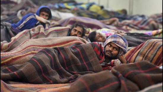 A shelter run by Delhi Urban Shelter Improvement Board at Nigambodh Ghat. Deputy CM Manish Sisodia said The Delhi government is determined to provide every person, including homeless people, residing in the Capital with a dignified life. (HT Photo)