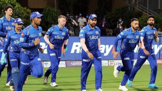 Mumbai Indians in action against Rajasthan Royals in IPL 2022 game(IPLt20.com)