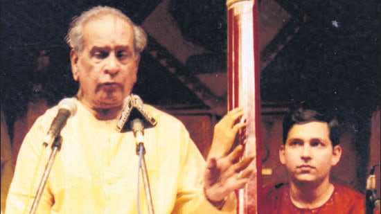 Pandit Bhimsen Joshi with Anand Bhate on tanpura during Sawai Gandharva Bhimsen Mahotsav. (HT FILE PHOTO)