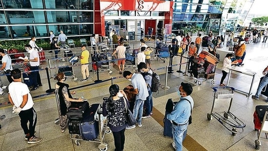Passengers queue up to enter the Delhi airport (Vipin Kumar/HT Photo)