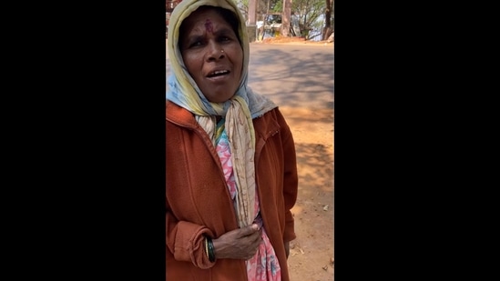 A screengrab from the viral video captures the woman singing Lata Mangeshkar's Suno Sajna Papihe Ne in Mumbai's Mahabaleshwar.(Instagram/@salman_sayyed_7715)
