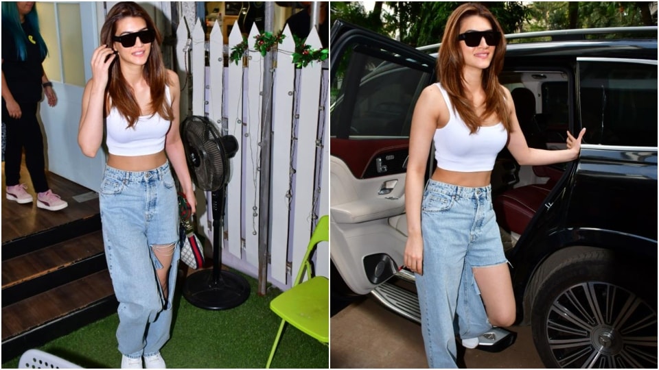 Kriti looked pretty in white top and distressed denims.(HT Photos/Varinder Chawla)