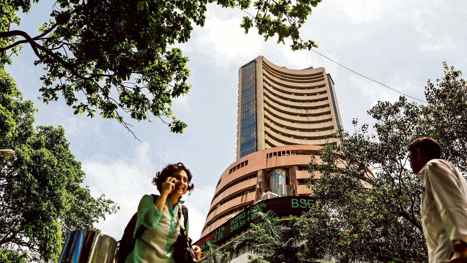 Markets closing alert: Sensex rises 145 points to settle at 62,678, Nifty in green at 18,660