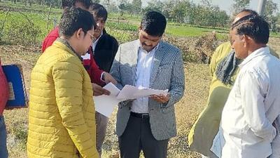 A joint team of the Noida authority and district administration undertake a survey of illegal farmhouses built on government land in the Yamuna River’s floodplain on Wednesday. (HT Photo) A joint team of the Noida authority and district administration undertake a survey of illegal farmhouses built on government land in the Yamuna River’s floodplain on Wednesday. (HT Photo)