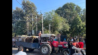 All the farmers were from Changal village of Sangrur district. Farmers had threatened to let the cattle loose at the administrative complex (HT photo)