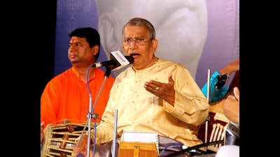 Pandit Upendra Bhat performing at the festival. (RAVINDRAJOSHI/HT PHOTO) Pandit Upendra Bhat performing at the festival. (RAVINDRAJOSHI/HT PHOTO)