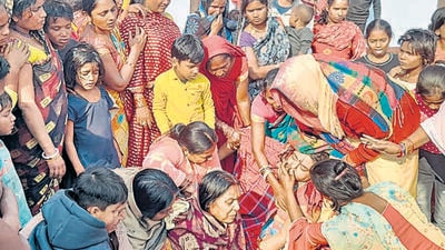 Relatives mourn the death of those who died in the hooch tragedy at Chhapra in Saran district of Bihar. (Santosh Kumar/HT) Relatives mourn the death of those who died in the hooch tragedy at Chhapra in Saran district of Bihar. (Santosh Kumar/HT)