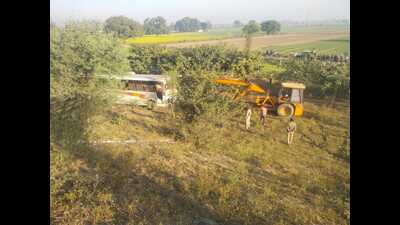 The damaged private sleeper bus in the road side ditch on Agra -Lucknow Expressway on Wednesday morning. (HT)