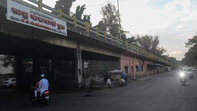 The estimate committee of the Pune Municipal Corporation (PMC) on Tuesday gave nod to demolish the 640-metre long and 6.90-metre wide bridge, currently closed for heavy vehicles. (Shankar Narayan/HT PHOTO) The estimate committee of the Pune Municipal Corporation (PMC) on Tuesday gave nod to demolish the 640-metre long and 6.90-metre wide bridge, currently closed for heavy vehicles. (Shankar Narayan/HT PHOTO)