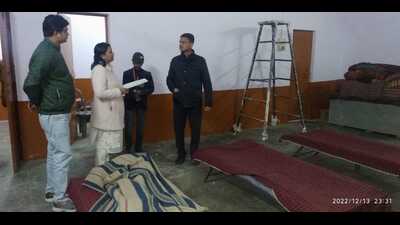 Varanasi DM inspects a raen basera on Tuesday night. (HT Photo)